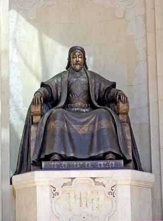 Oulanbator - place Sukbataar - Gengis khan
