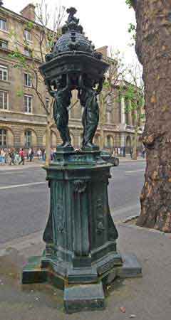 Paris fontaine wallace