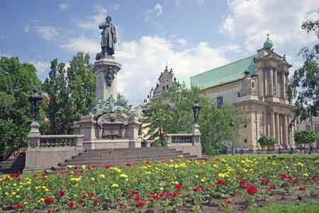 Varsovie : la voie Royale statue du poeteMickiewiecz devant l'eglise des carmlites
