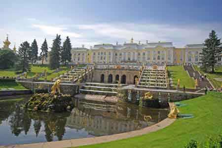 Peterhof : le grand palais   St Petersbourg Russie