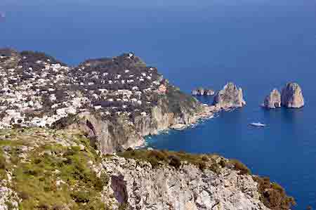 Capri et les fameux Faraglioni