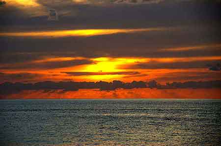 coucher de soleil sur l'ocan indien aux Maldives