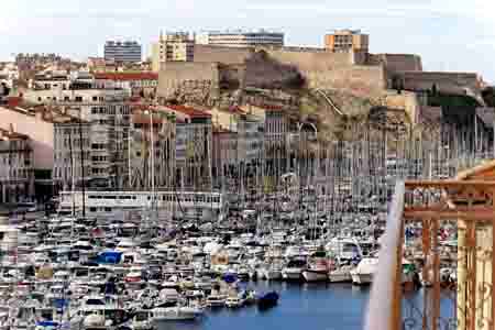 Marseille le vieux port  avec le fort Saint jean