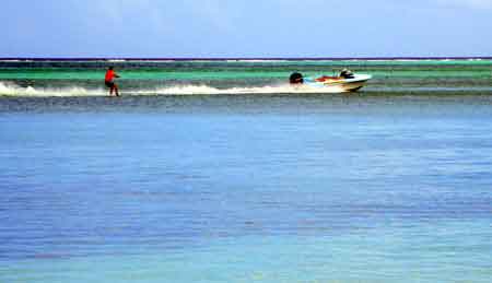 ski nautique plage de Mont Choisy  l'ile Maurice