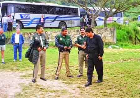 convoi des bus , gardes et policiers dans le Chiapas