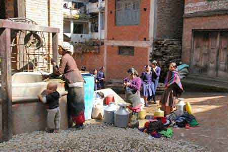 femmes a la fontaine Bhaktapur valle de Katmandou Npal