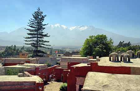 les volcans autour d' Aréquipa  vues du  Monastère Santa Catalina 