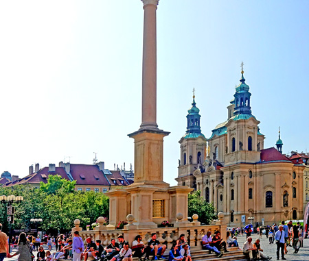 Prague : place de la vieille ville, eglise saint Nicolas