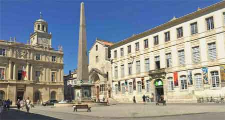 place de la mairie d'Arles