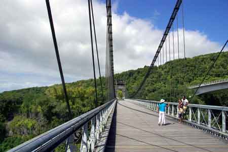 pont suspendu sur la ivière de l'est Sainte Rose La Runion