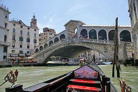 Sous le pont du Rialto  les canaux  Venise, Italie 