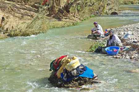 lavandières dans la rivière Todra