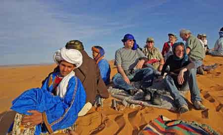 attente du coucher du soleil dans les dunes de Merzouga - sud du maroc