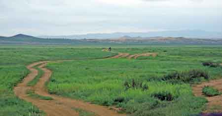 campement de yourtes dans la steppe en Mongolie