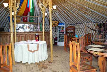 campement de yourtes dans la steppe en Mongolie