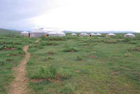 campement de yourtes dans la steppe en Mongolie