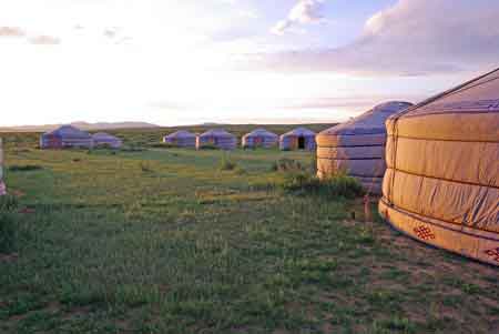 campement de yourtes dans la steppe en Mongolie