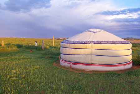 campement de yourtes dans la steppe en Mongolie