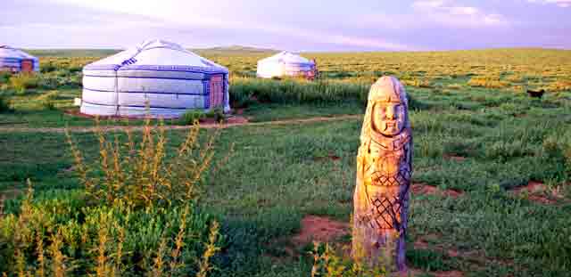 campement de yourtes dans la steppe en Mongolie