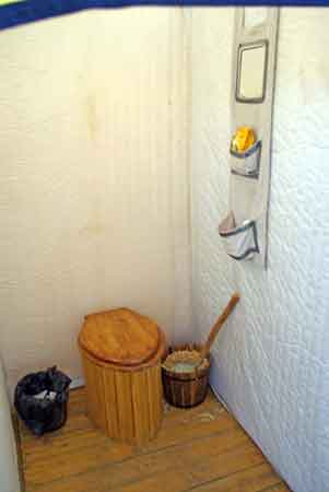 toilettes dans yourte en Mongolie