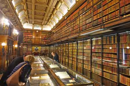 
			la bibliothéque du  château de Chantilly 