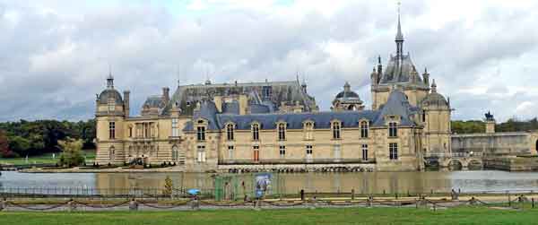 le chateau de Chantilly et ses douves