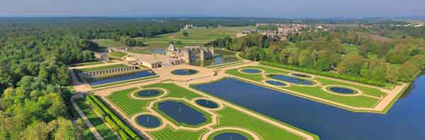 Vue générale du domaine de Chantilly avec les jardins