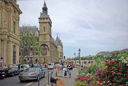 Paris marché aux fleurs quai de corse