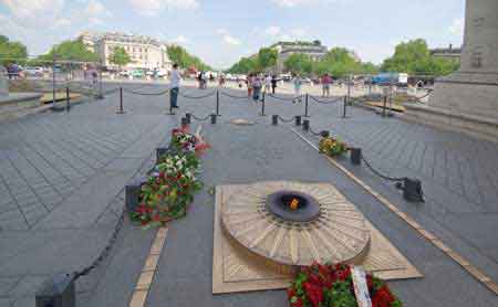 Paris la flamme du soldat inconnu à l'arc de triomphe de l'étoile à Paris