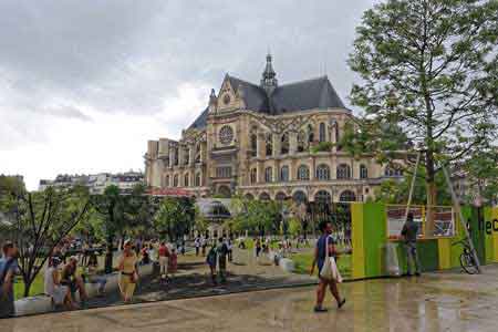 les jardins du forum des halles et l'église Saint Eustache Paris