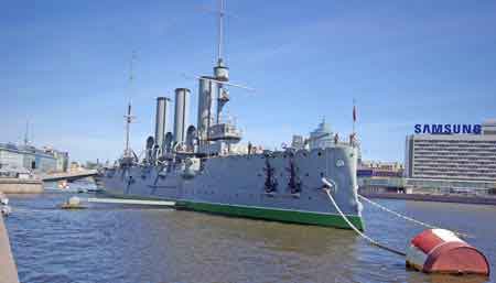 le croiseur Aurore sur la Neva fleuve de St Petersbourg