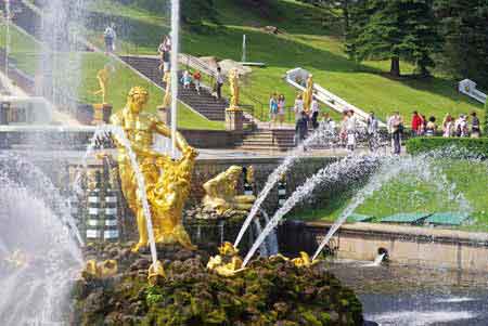 Peterhof : les fontaines   St Petersbourg Russie