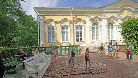 Peterhof : le palais Monplaisir   St Petersbourg Russie