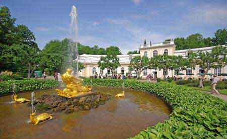 Peterhof : le palais Monplaisir  St Petersbourg Russie