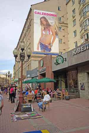 La rue piétonne Arbat à  Moscou
