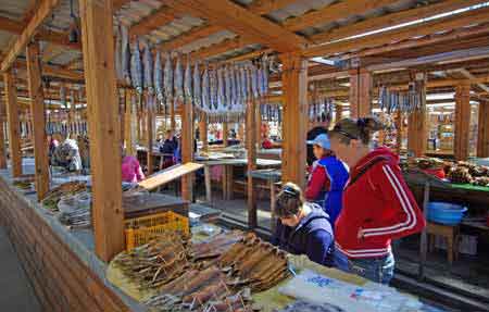 Le marché à Litsvyanka sur le lac Baïkal