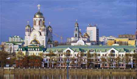 l'eglise de tous les saints sur les bords de la rivière à Iekaterinbourg