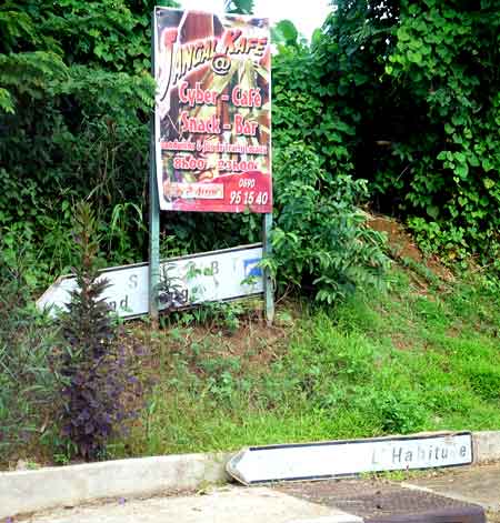 panneaux de la route de l'habituée D4 vers les chutes du Carbet Guadeloupe