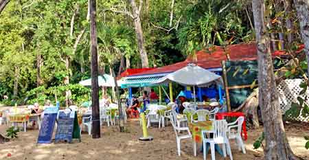 petit estaurant sur la plage de la perle