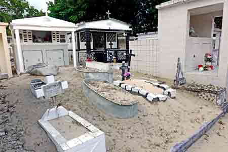 Port Louis - guadeloupe: le cimetière