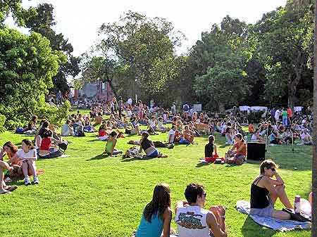 Argentine Buenos Aires Recoleta /><BR />
						le parc de recoleta, Plaza Francia est  très fréquenté aux
						beaux jours et particulièrement le week end.<BR />
						<IMG
						SRC=