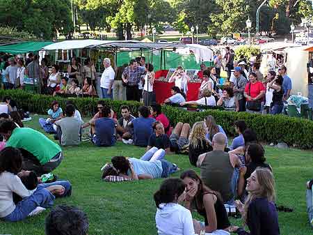 Argentine Buenos Aires Recoleta /><BR />
						Les jeunes sont nombreux à profiter des pelouses et de l'ombre des grands arbres centenaires de Recoleta. <BR />
						<IMG SRC=