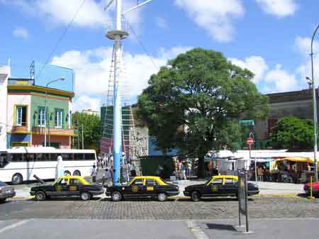 Argentine Buenos Aires la Boca /><BR /><BR />
					   Ce quartier de la Boca (la bouche) est un des  plus
						pittoresques de Buenos Aires.  <br />
						Il
					   s'est
						developpé lors de l'arivée massive d'italiens. <br />
<br />
<br />
<a href=