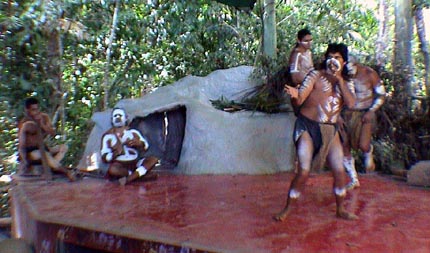 Australie Kuranda  aborigènes danses didjiridoo 