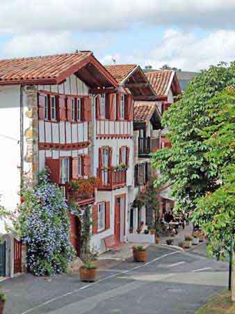 Ainhoa plus beau vilage de france pays basque pyrennes