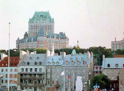 Quebec La ville basse le vieux port le chateau Frontenac