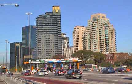 arrivée à Montreal - autoroute et buildings