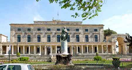 le palais royal St Michael et George , le musée asiatique de Corfou