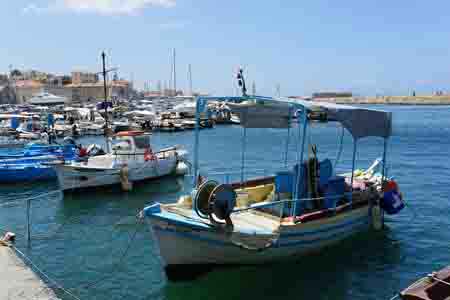 Chania : le port vénitien et ses barques traditionelles de pêcheurs.