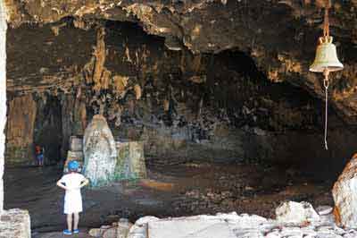 akrotiri grottes crete